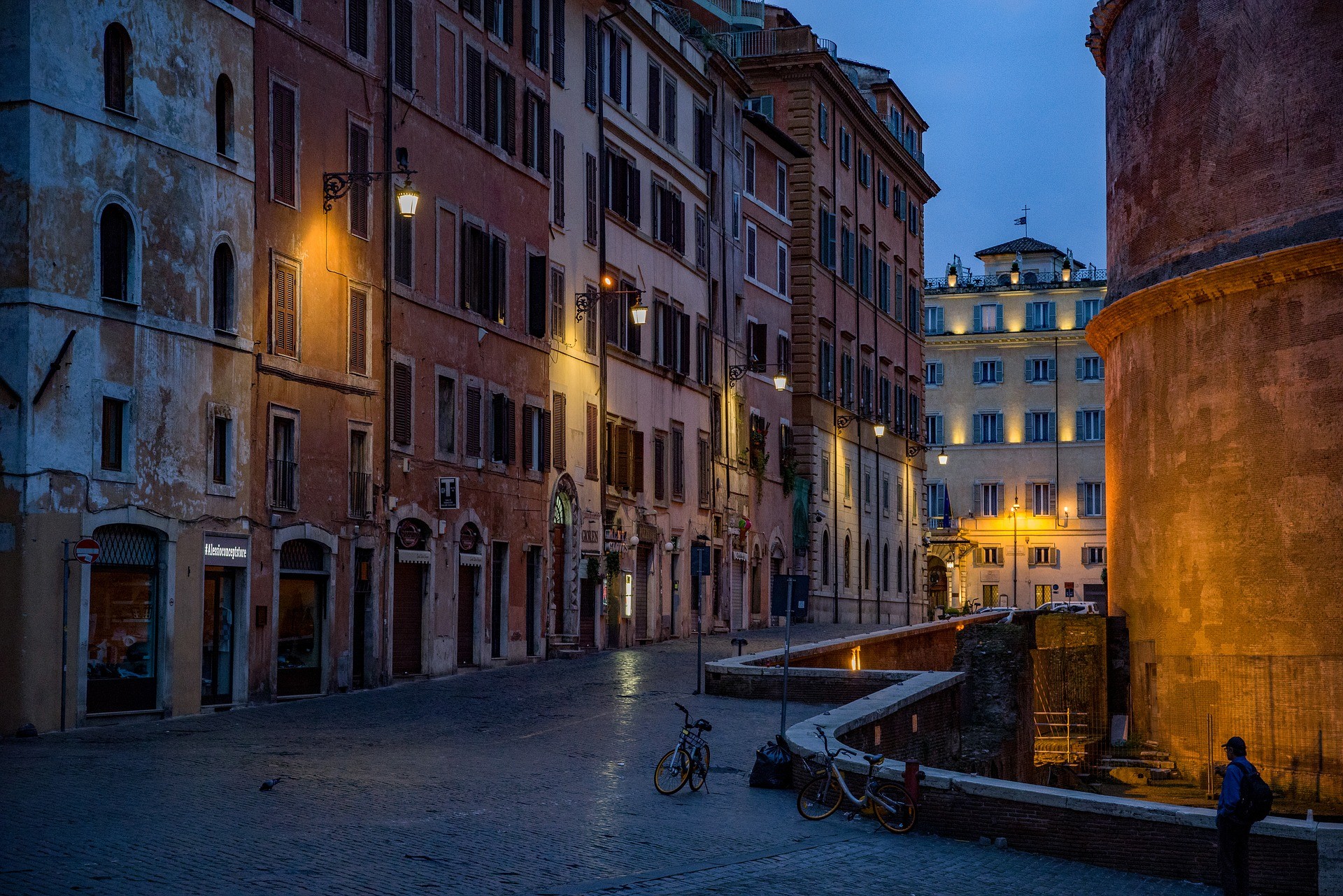 Gehe durch die Seitenstraßen in Rom. Roms Straßen Italien