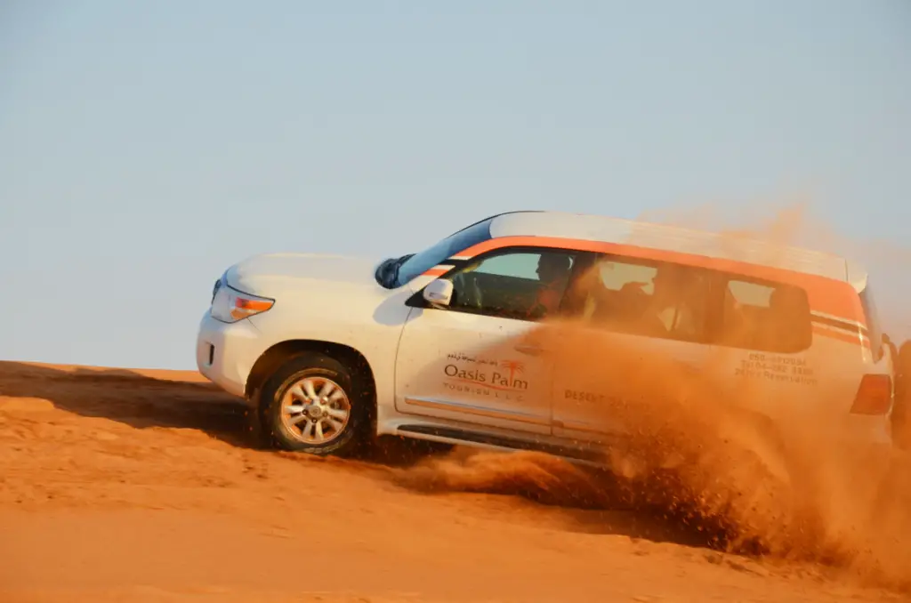 Traditionen in Dubai - Nimm an einer Dunebashing Safari teil