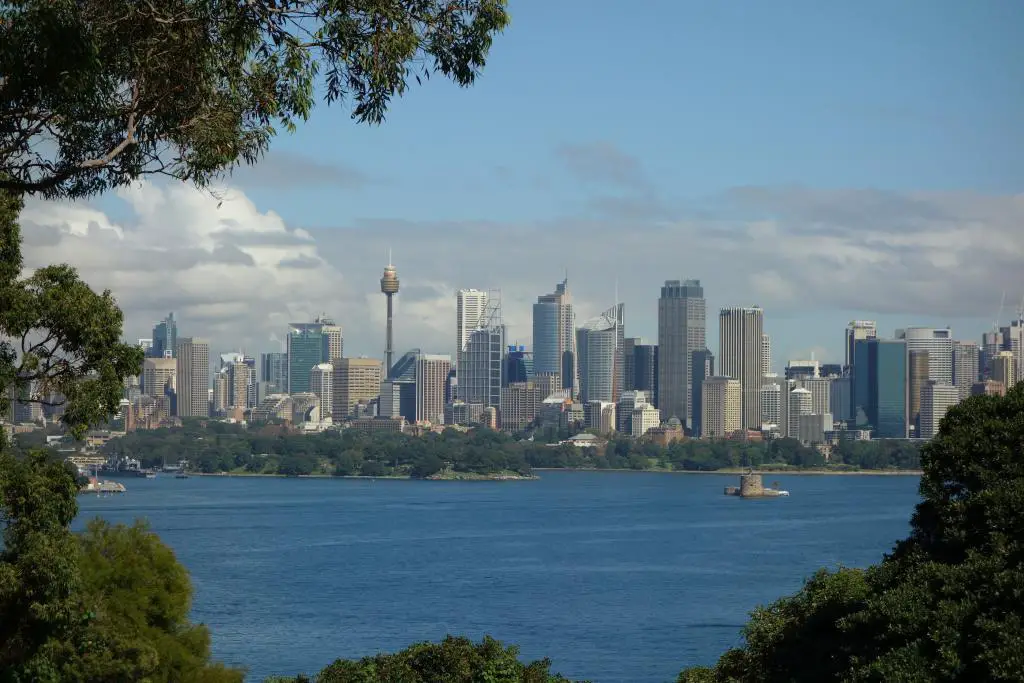 Spaziergang mit Blick auf die Innenstadt von Sydney.