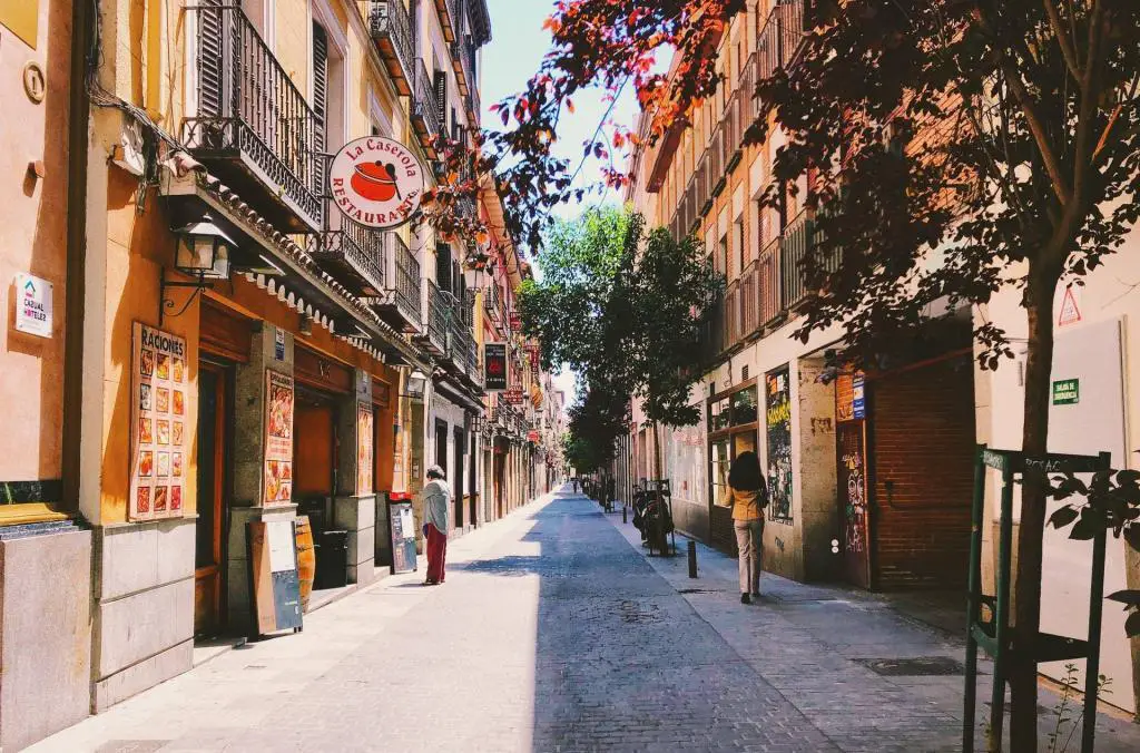 Durch die Straßen von Madrid schlendern.