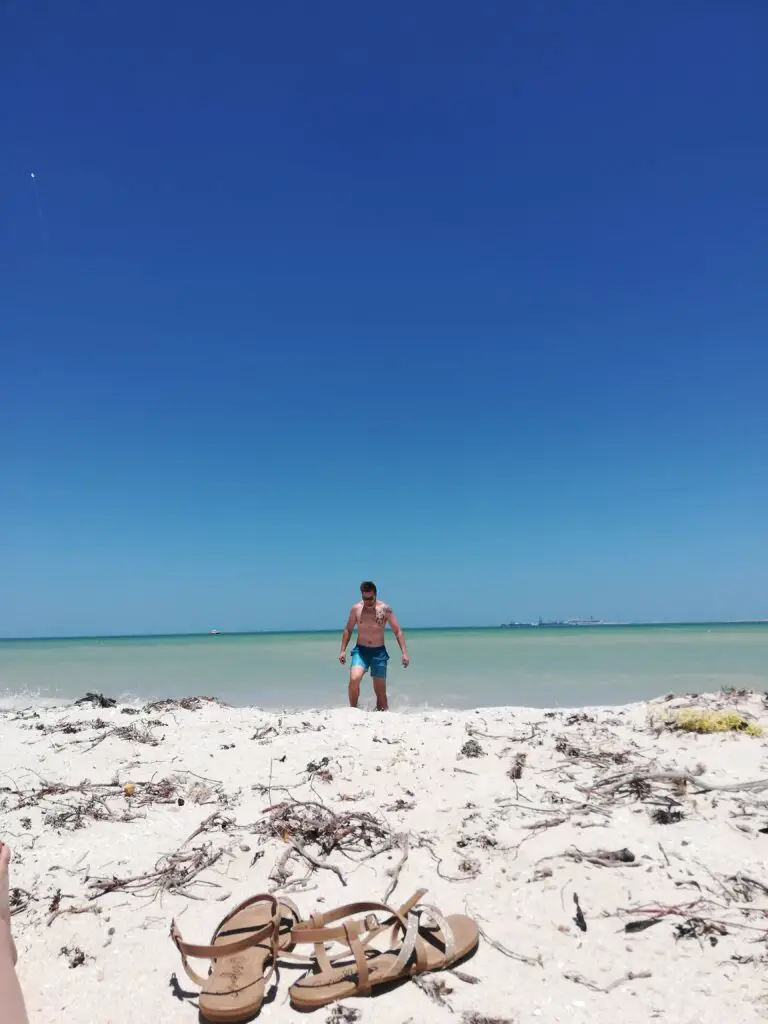 Mach eine erfrischende Pause vom Workout am Strand von Yucatan in Mexiko