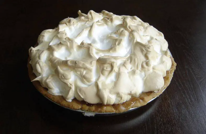 Traditioneller Key Lime Pie mit Meringue