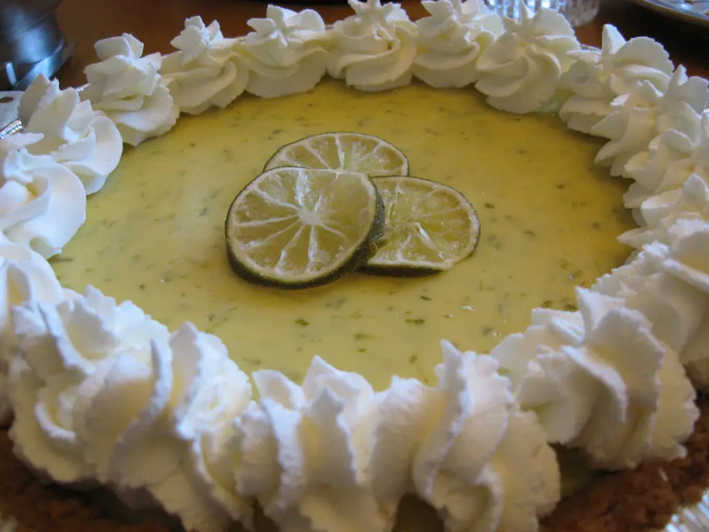 Traditioneller Key Lime Pie mit Schlagsahne