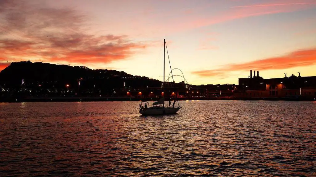 Segelschiff in Port Vell bei Sonnenuntergang in Barcelona, Spanien.