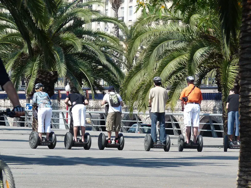Segway-Tour entlang der Strandpromenade in Barcelona, Spanien.