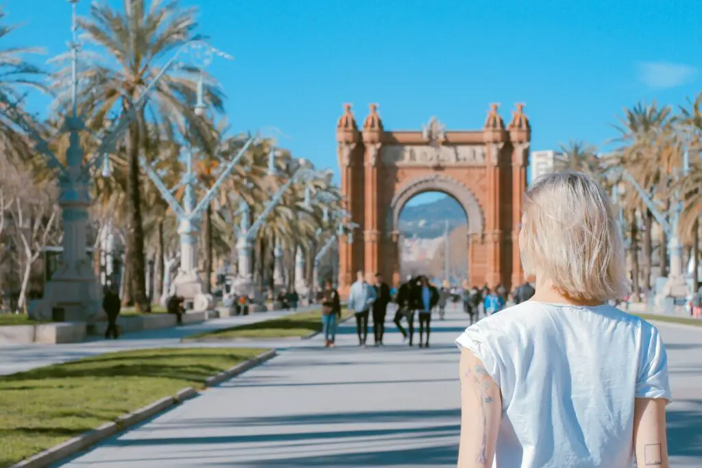 Frau am Arc de Triomf in Barcelona, Spanien.