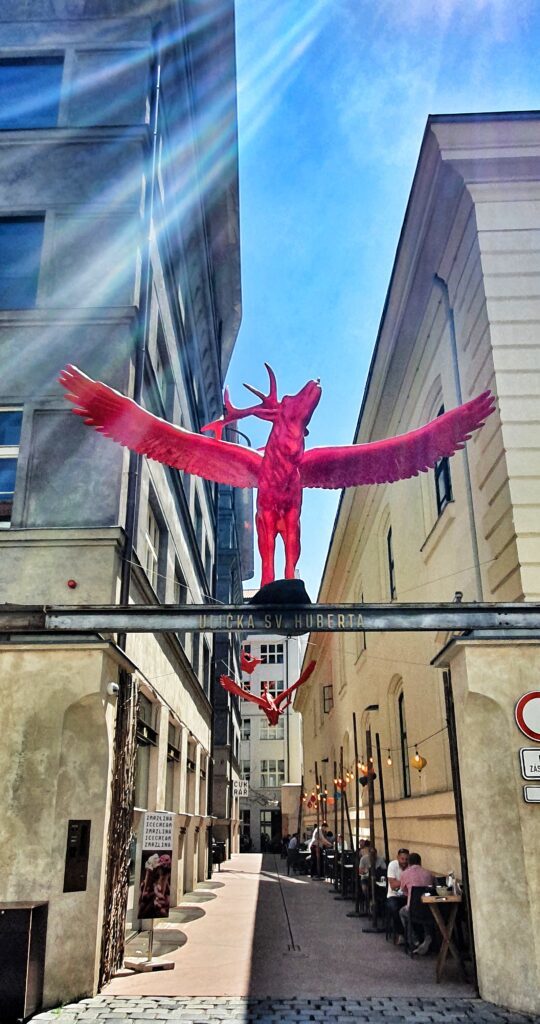 Das Logo des Roten Hirschs von Cerveny Jelen - Restaurant Roter Hirsch in Prag, Tschechische Republik.