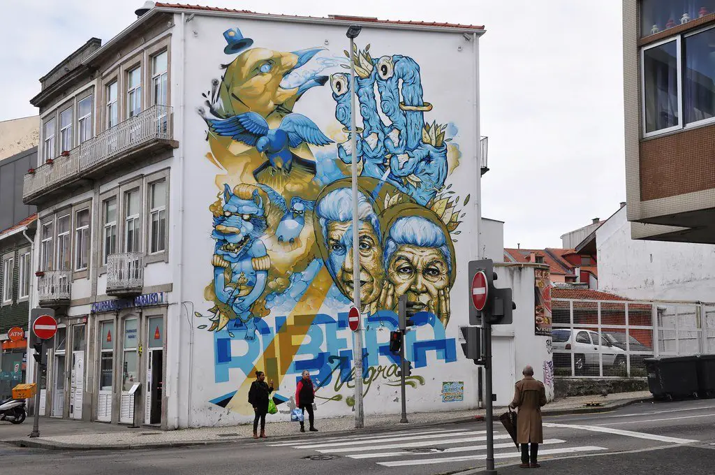 Ein großes Graffiti an einer Wand in Porto, Portugal.