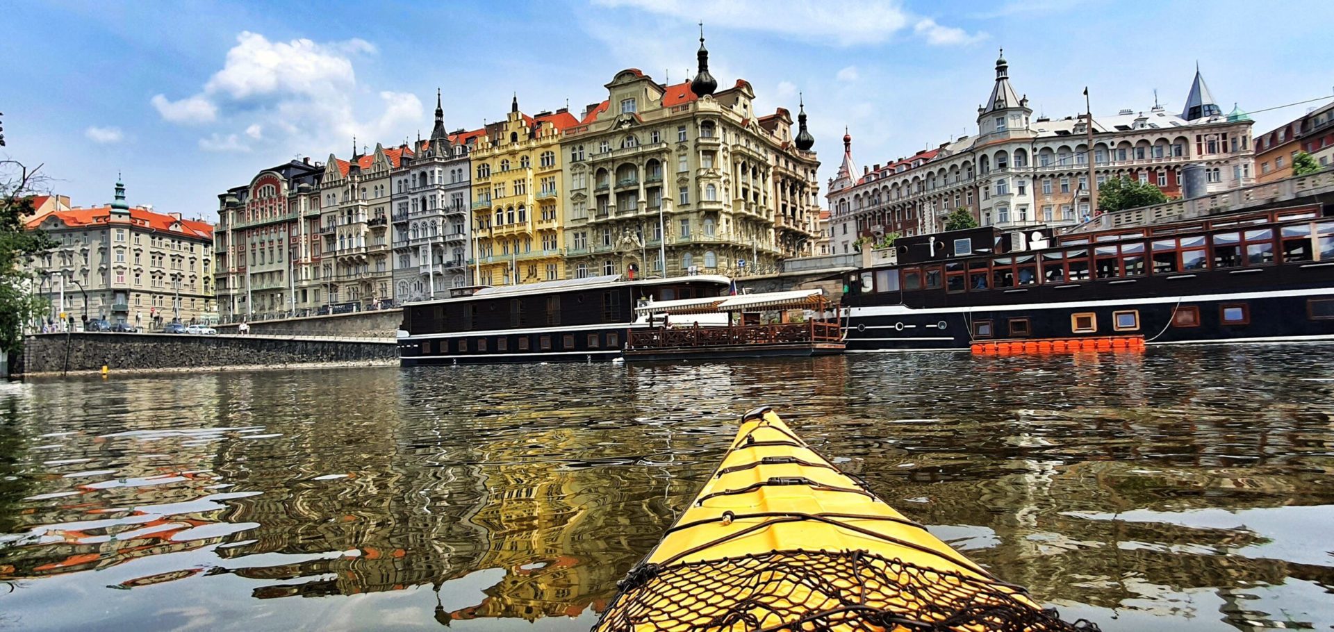 Kajakfahren auf der Moldau in Prag, Tschechische Repbulik.