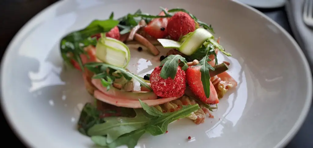 Salat im Restaurant Mlýnec in Prag, Tschechische Republik.