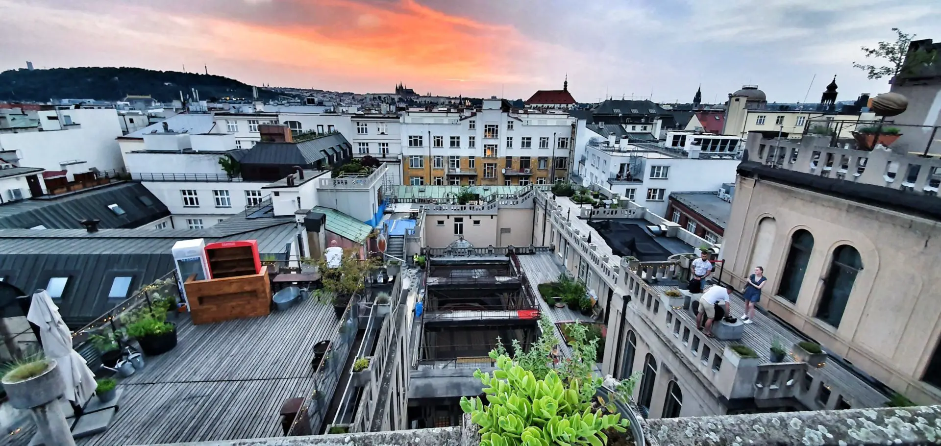 Sonnenuntergang auf dem Dach des Lucerna in Prag, Tschechische Republik.