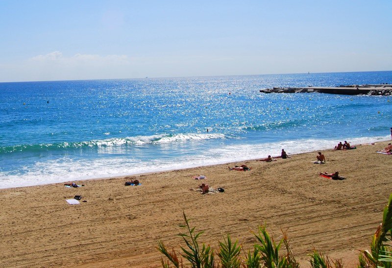 Strand Mar Bella in Barcelona, Spanien.