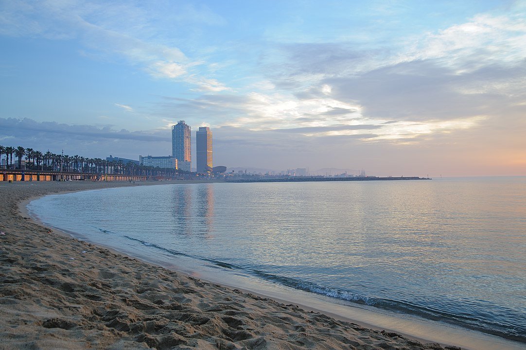 Strand Sant Sebastià in Barcelona, Spanien.