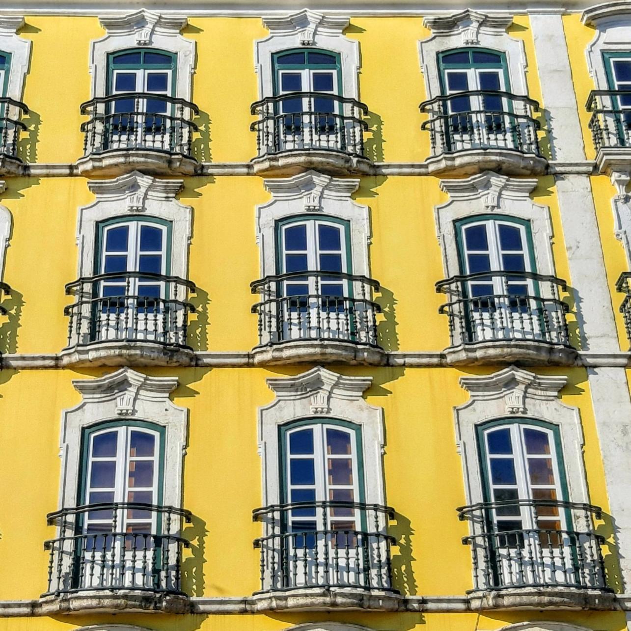 Gelbe Gebäude in Lissabon, Portugal. Bild von Lisbon with Pats.