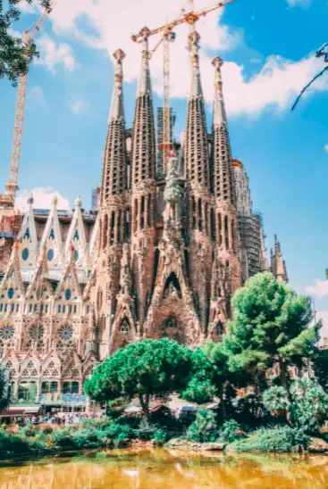 Die Sagrada Familia (pexels) in Barcelona