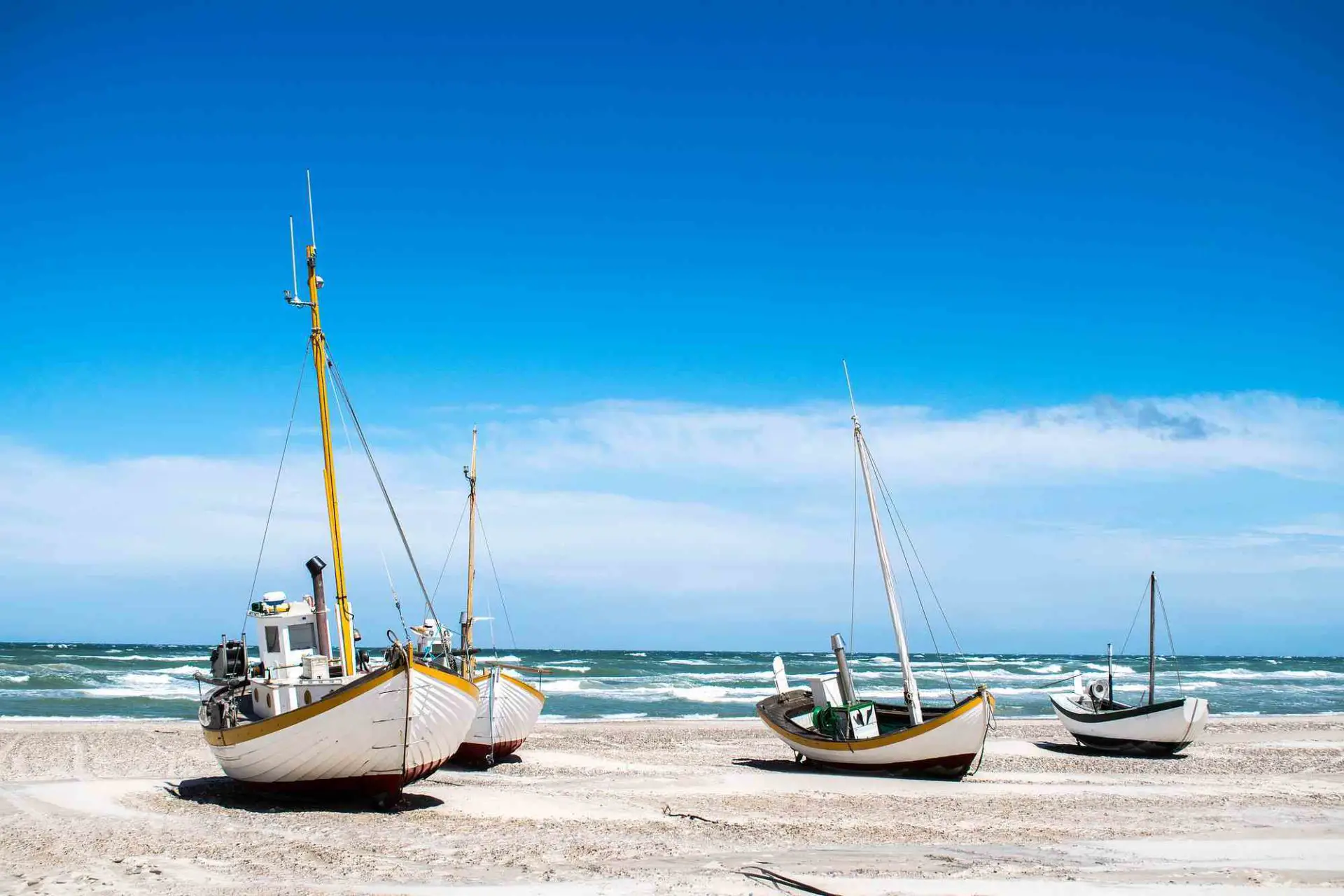 Boote auf Slettestrand, Westküstenstraße, Dänemark.