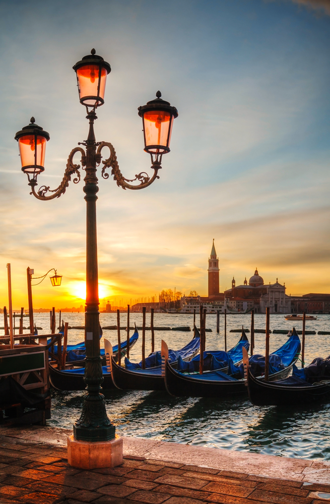 Gondeln auf dem Canal Grande an einem bewölkten Tag