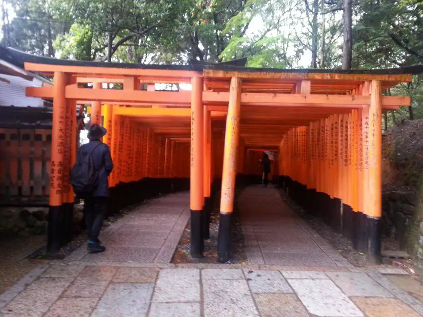 Eingang zu den Torii Toren beim Fushimi Inari Schrein in Kyoto, Japan.