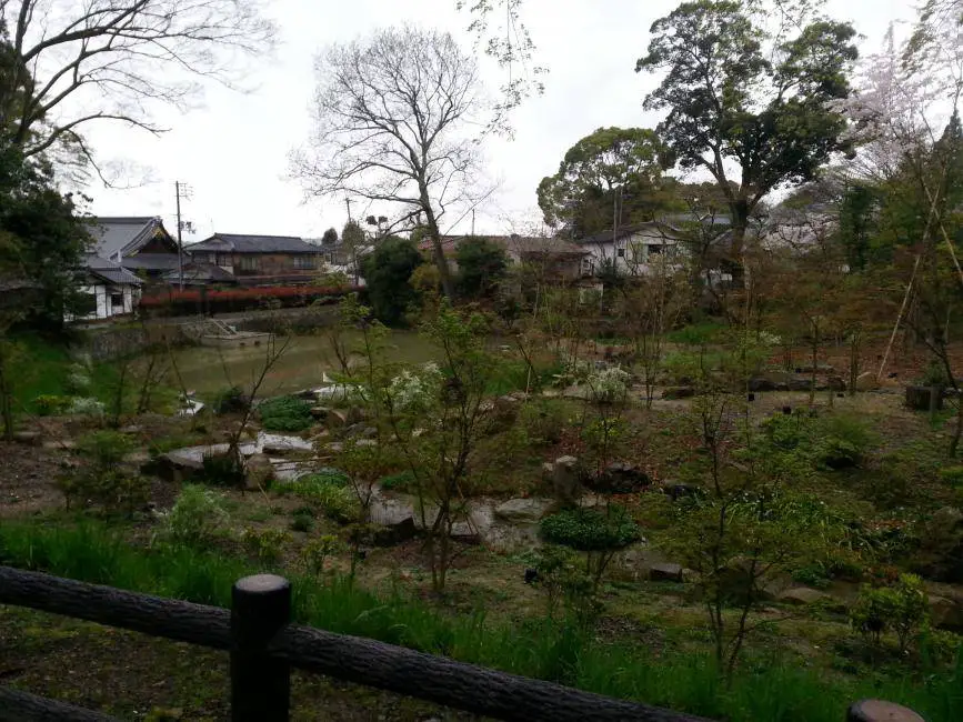 Japanischer Garten beim Fushimi Inari Schrein in Kyoto, Japan.