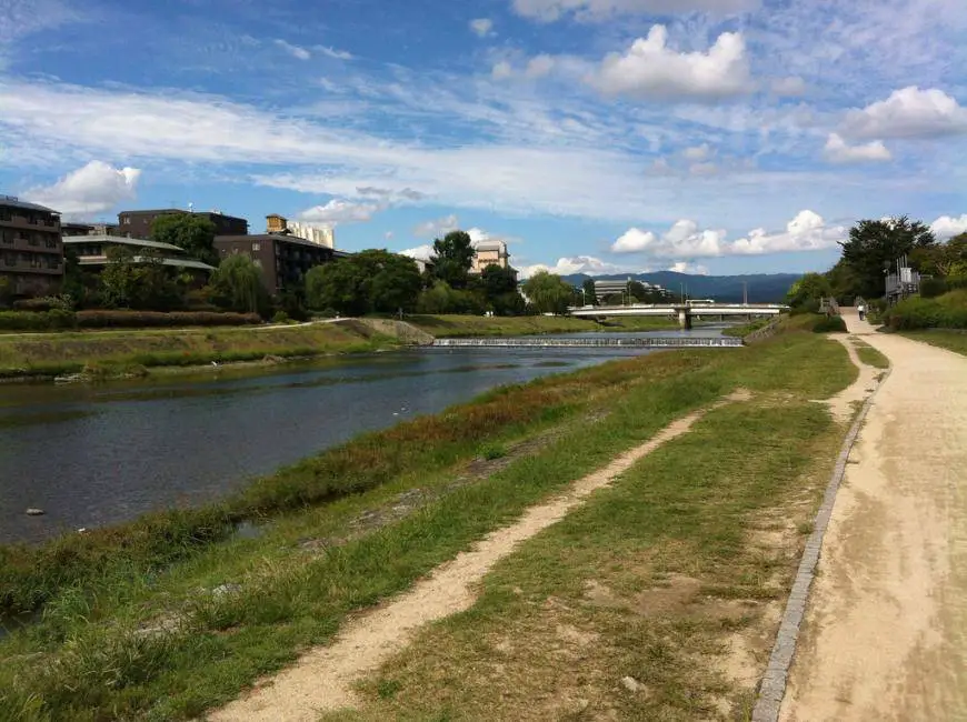 Das Flussufer in Kyoto, Japan.