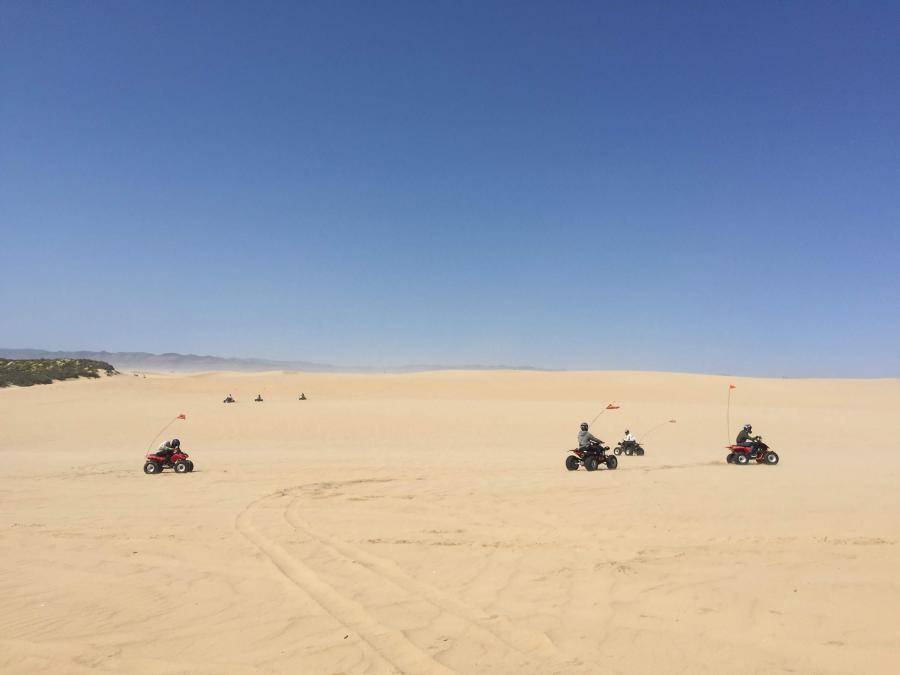 ATV fahren in den Dünen von Pismo Beach in Los Angeles, USA.
