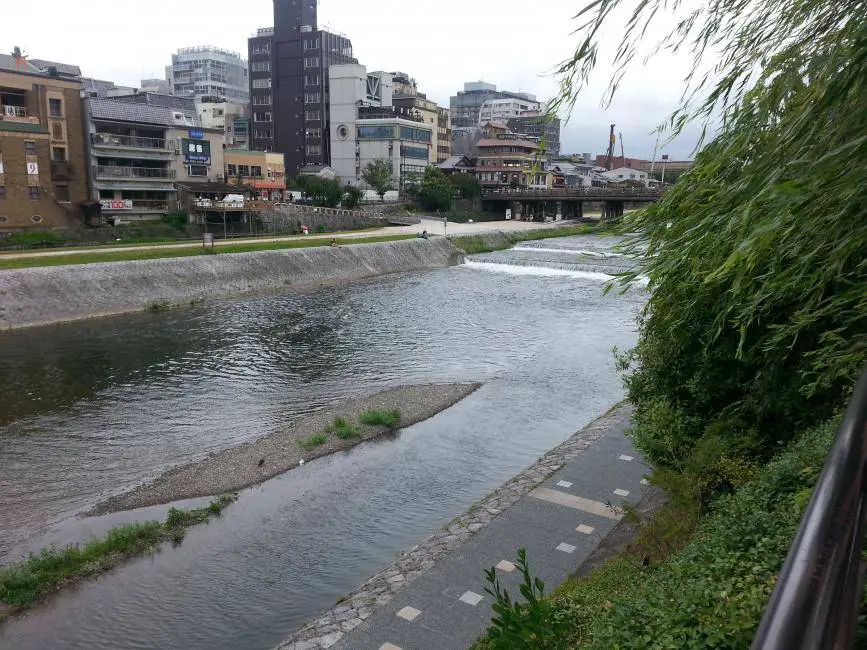 Fluss in der Nähe vom Heian Schrein in Kyoto, Japan.