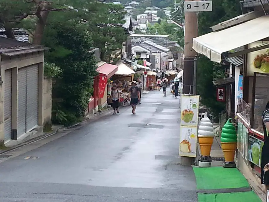 Straße beim Heian Schrein in Kyoto, Japan.