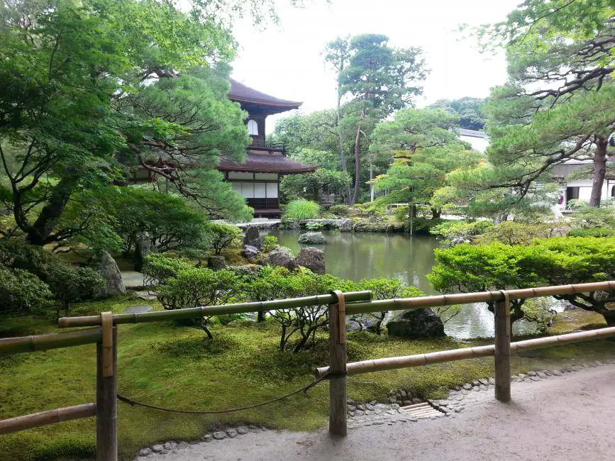Der Garten vom Heian Schrein in Kyoto, Japan.