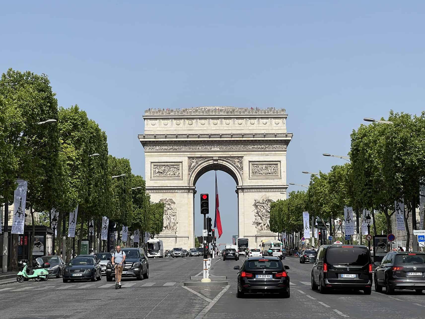 Arc de Triomphe auf der Champs Elysée in Paris, Frankreich