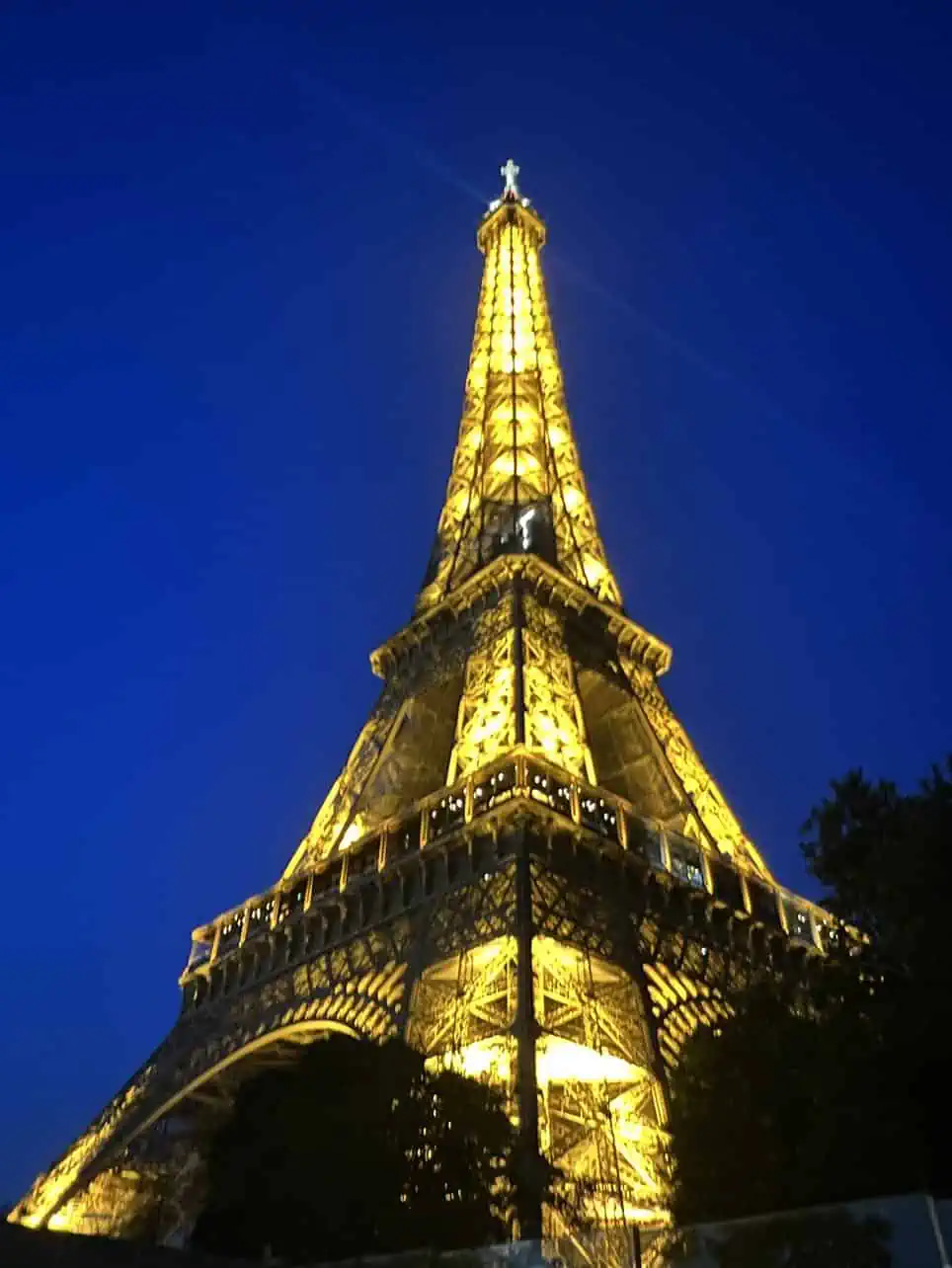 Eiffel Turm in Paris bei Nacht.