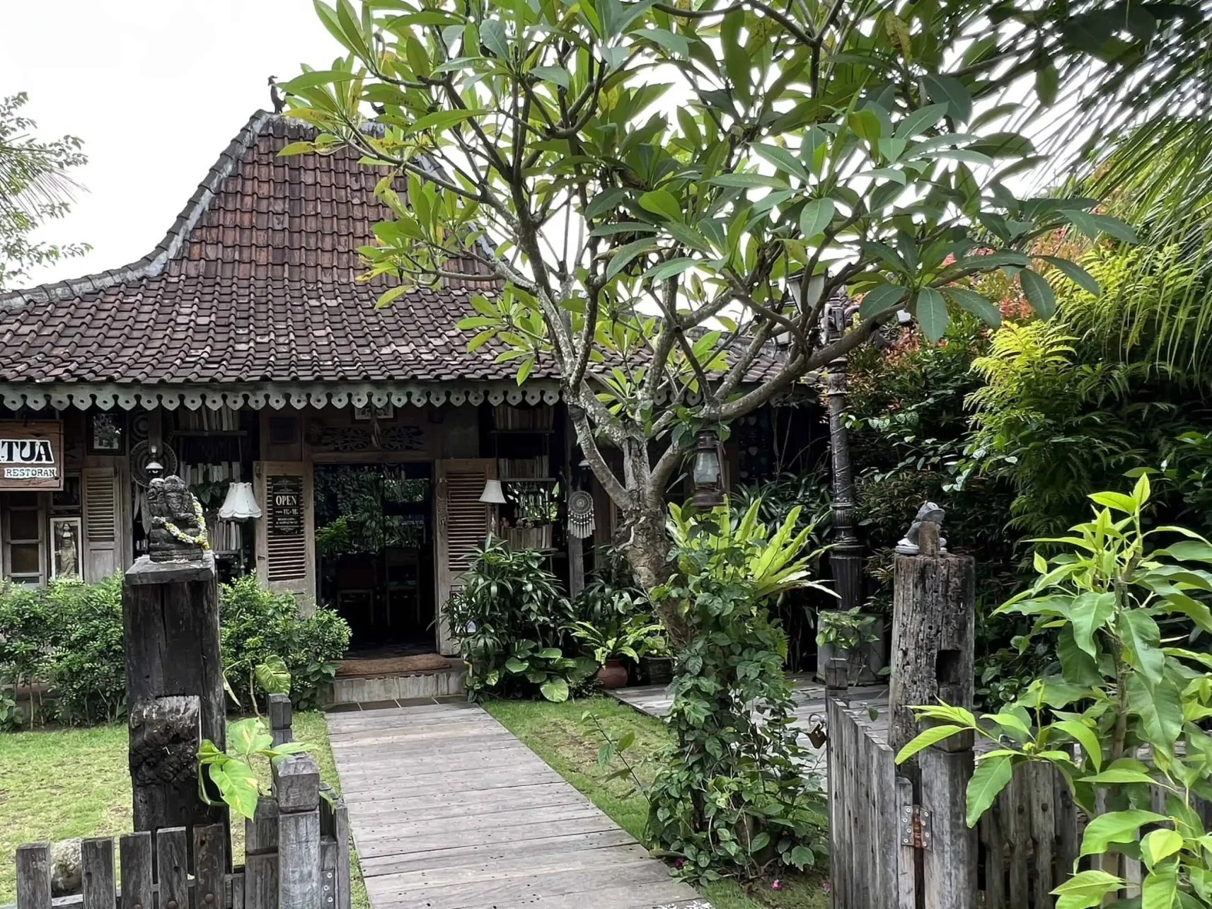 Eingang zum Casatua Restaurant in Bali, Indonesien