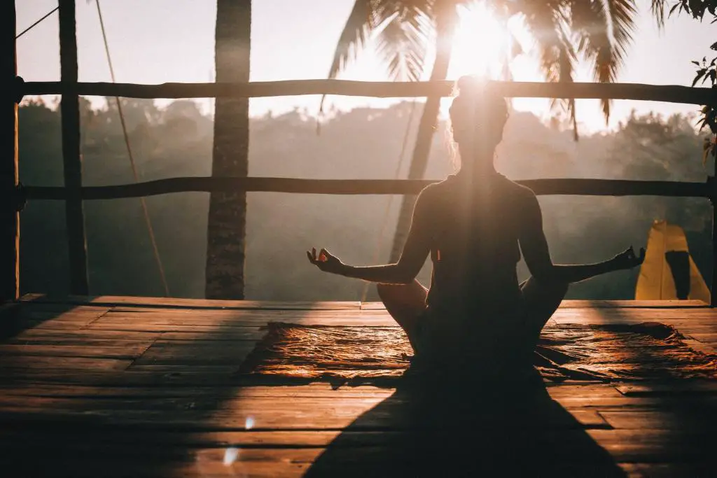 Meditiere, um dich auf Reisen um deine geistige Gesundheit zu kümmern.