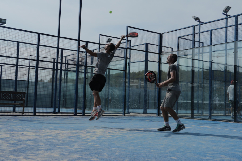 Padel Spieler in Barcelona, Spanien.