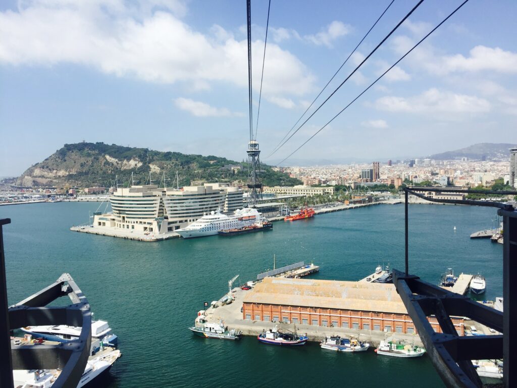 Blick von der Seilbahn Telefèric del Port im Hafen von Barcelona, Spanien.