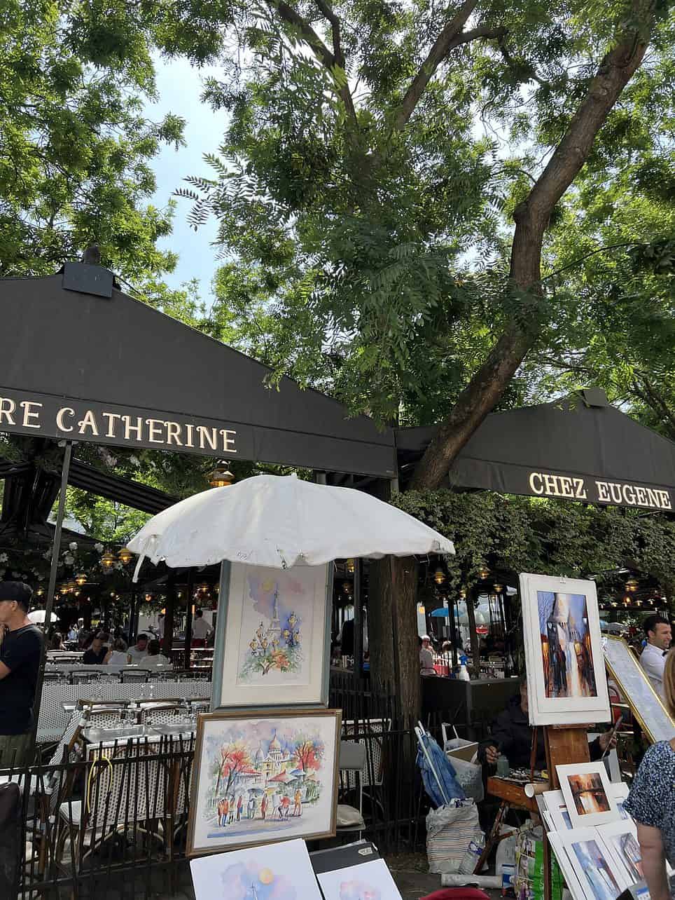 Verkaufsstände im Viertel Montmartre in Paris, Frankreich