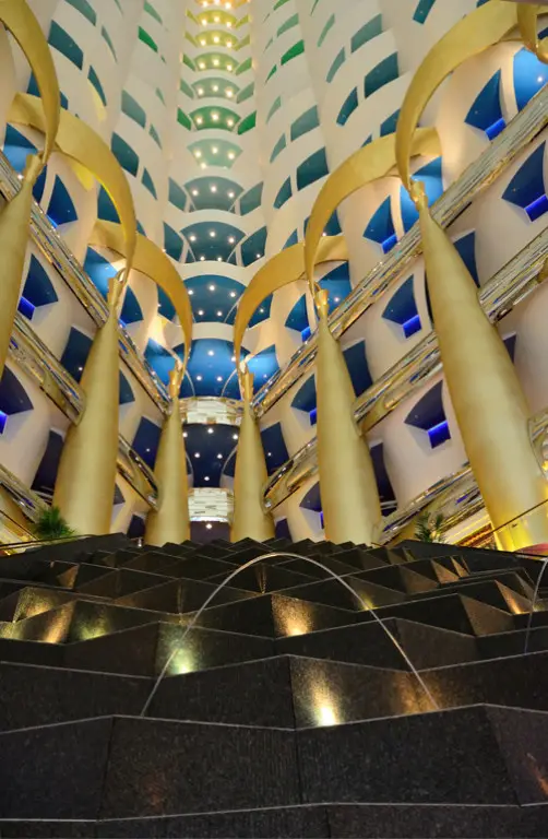 Das Atrium und der Brunnen des Burj al Arab in Dubai.