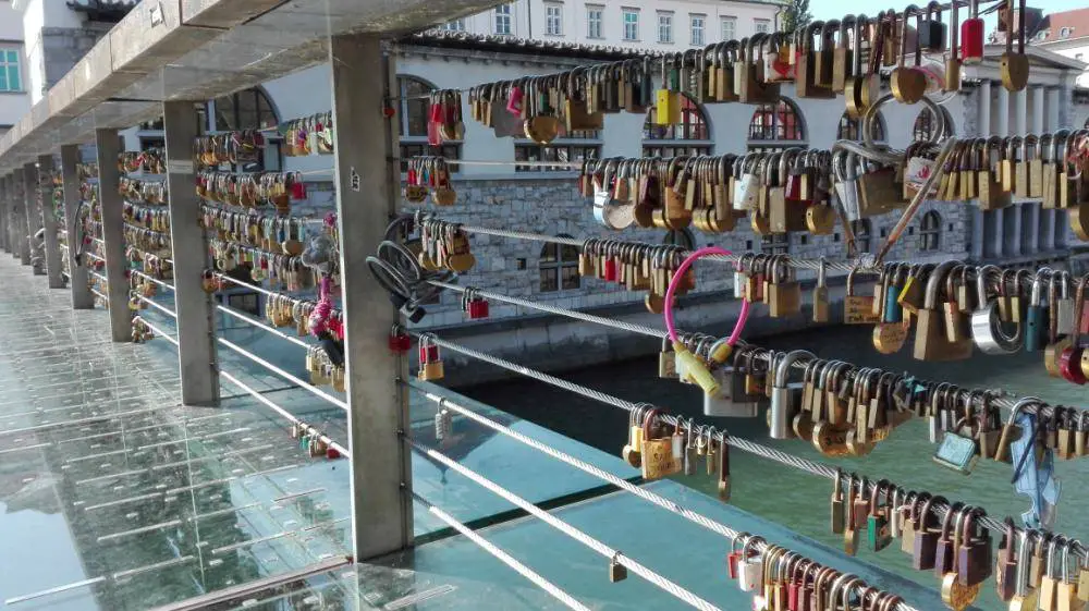 Schlösser auf einer Brücke in Ljubljana.
