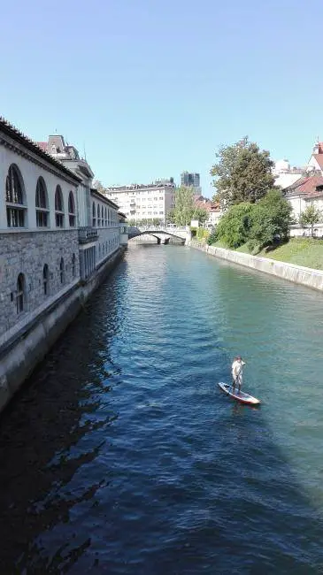 Stand-Up-Paddle auf dem Fluss Ljubljanica im Stadtzentrum von Ljubljana, Slowenien.