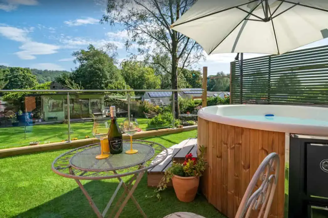 Honey Bee Shepherd's Hut; Blockhütten im Lake District mit Whirlpools.