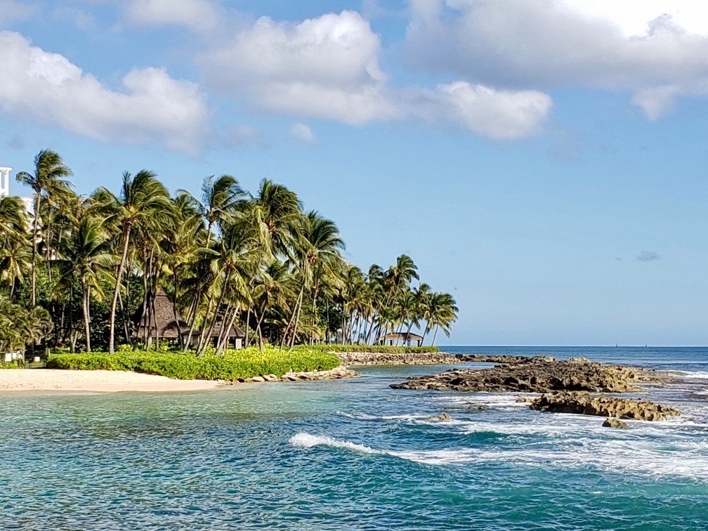 Bucht und Strand von Paradise Cove Luau in Oahu, Hawaii.