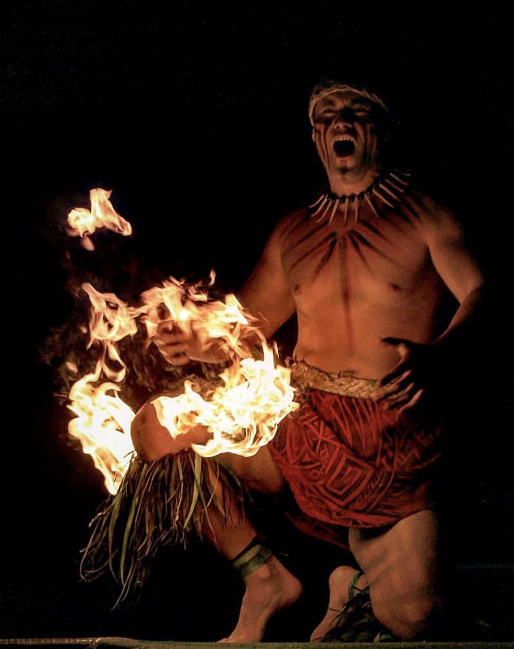 Samoanischer Feuertänzer beim Paradise Cove Luau in Oahu, Hawaii.