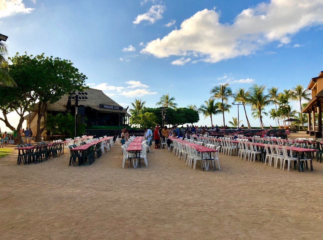 Sitze und Tische im Paradise Cove Luau in Oahu, Hawaii.