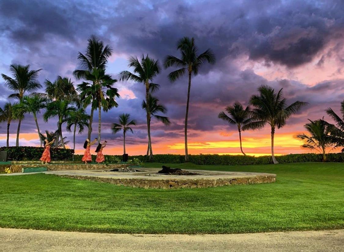 Sonnenuntergang bei Paradise Cove Luau in Oahu, Hawaii.