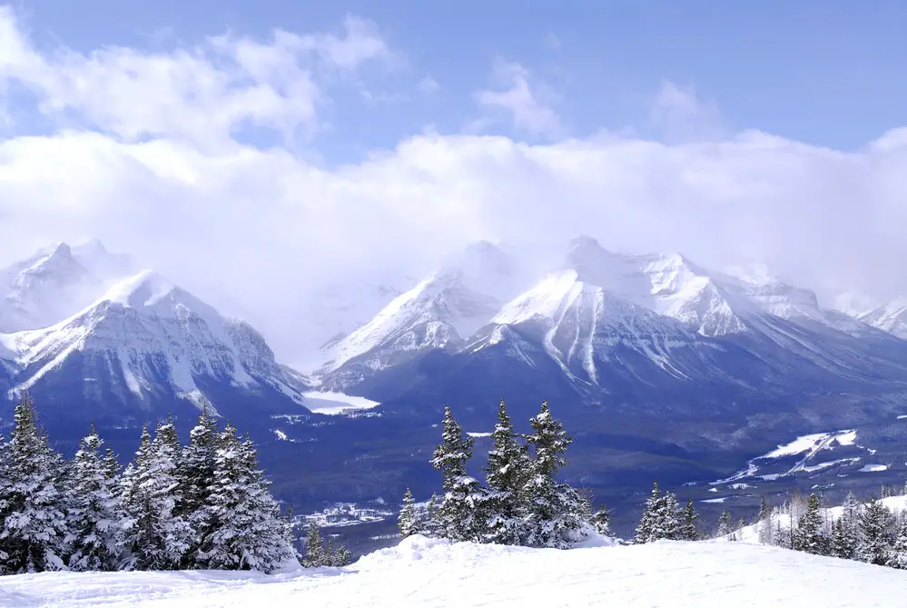 Malerische Winterberglandschaft in den kanadischen Rockies.