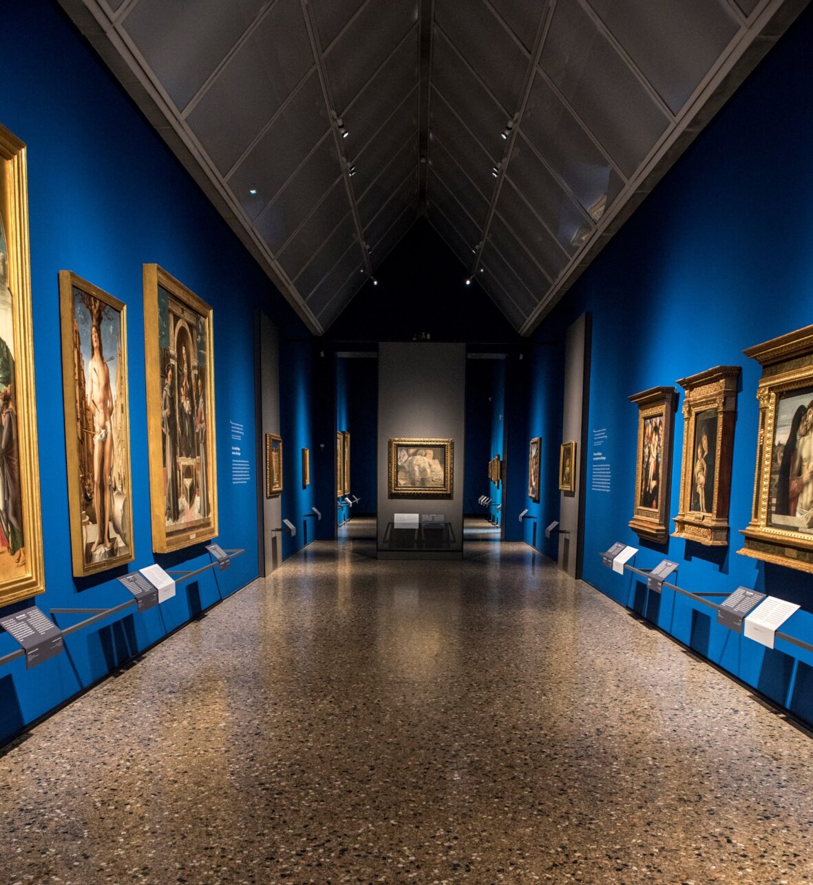 Gang mit Gemälden in der Pinacoteca di Brera in Mailand, Italien.