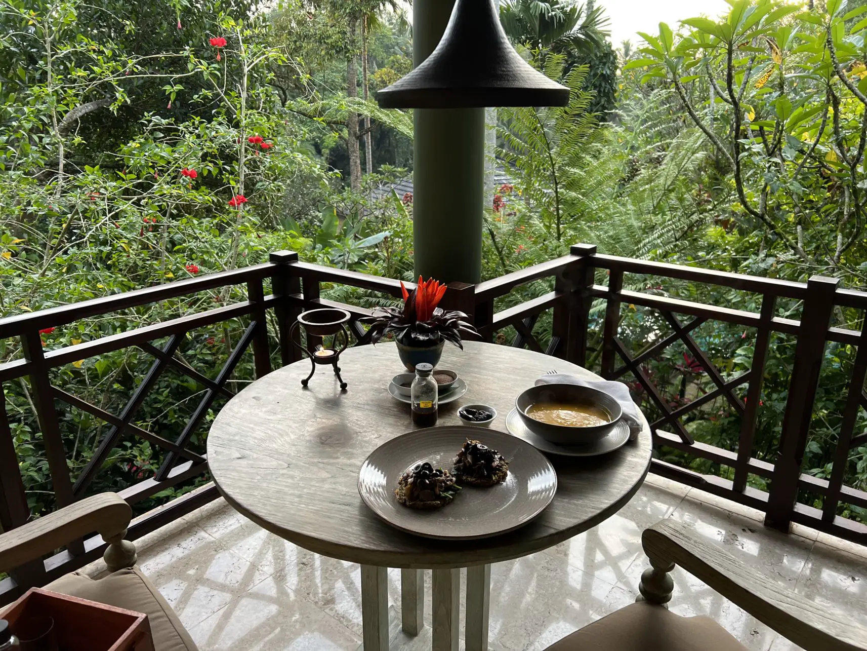 Balkon mit Blick ins Grüne vom Oneworld in Bali, Indoensien.