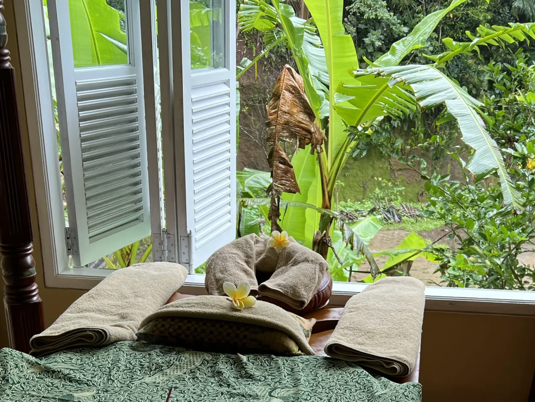 Behandlungsräume mit Blick in die Natur im Oneworld in Bali, Indoensien.