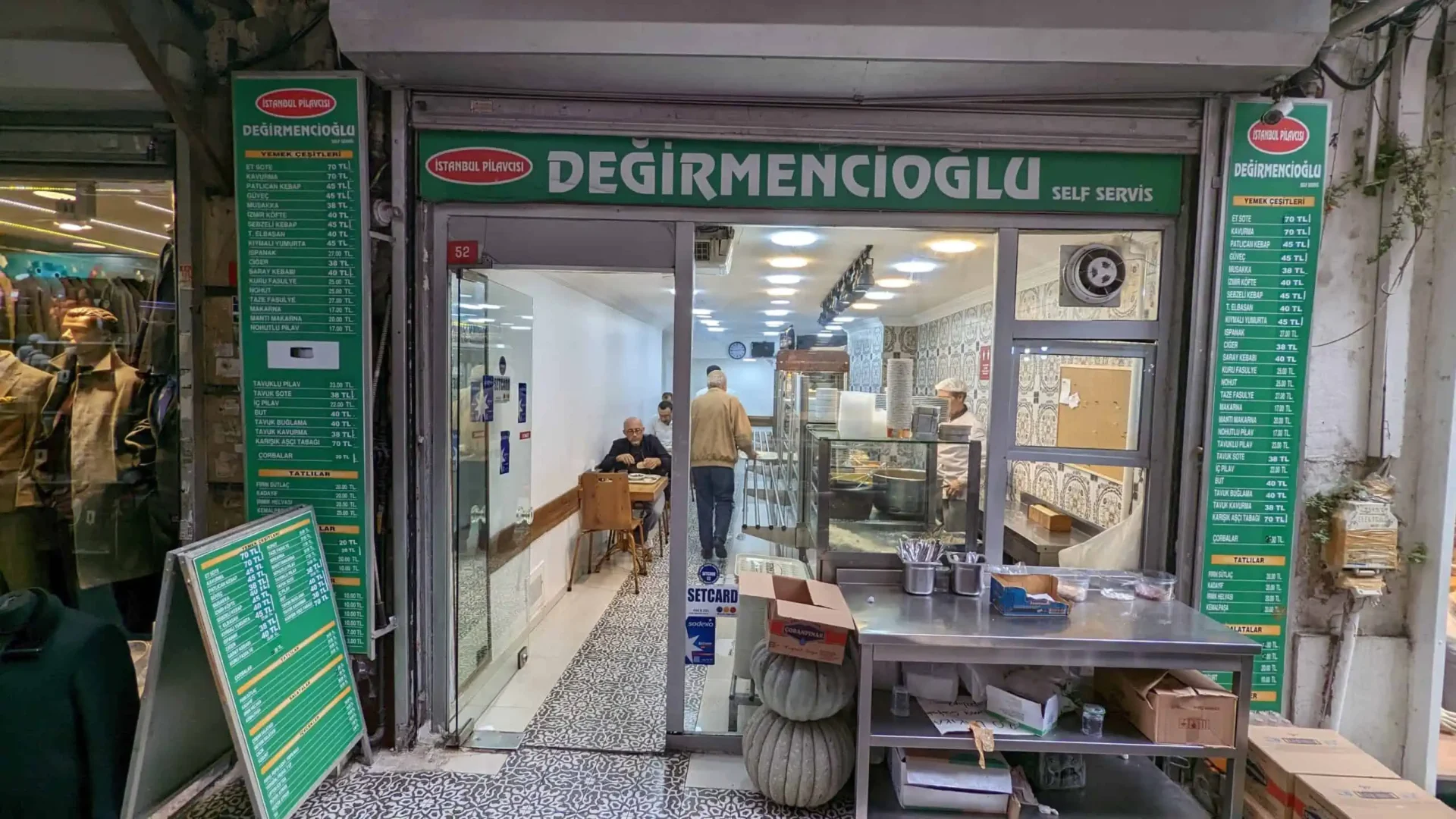 Degirmencioglu - Selbstbedienungsrestaurant auf dem Großen Basar in Istanbul, Türkei.