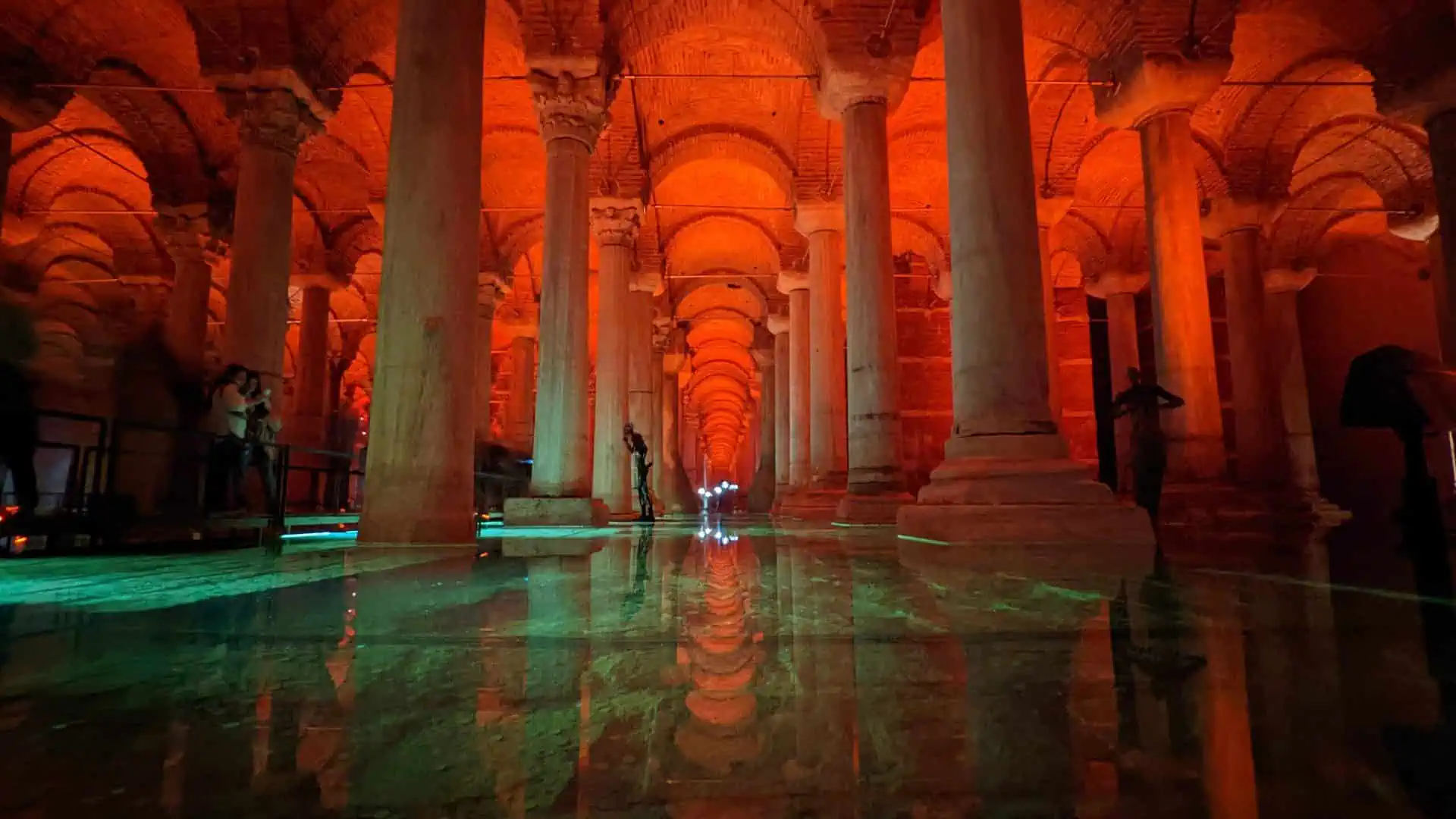 Im Inneren der farbenfrohen Basilika Zisterne - Der versunkene Palast in Istanbul, Türkei.