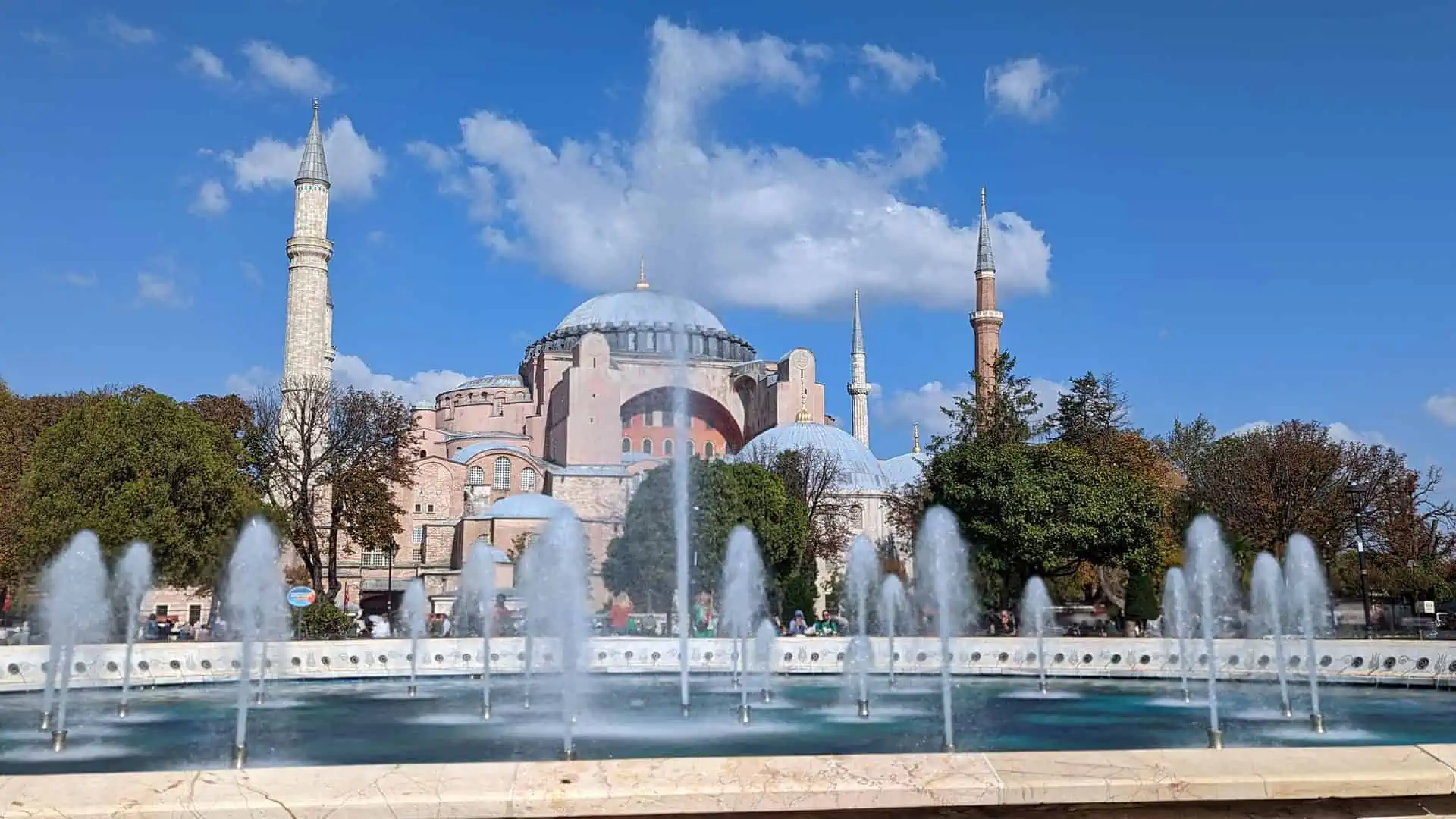 Wasserfontäne vor der Hagia Sophia in Istanbul, Türkei.